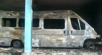 بالصور.. مجهولون يحرقون سيارتين للنقل المدرسي نواحي إقليم الحسيمة‎