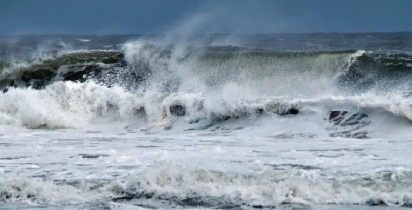 الأرصاد الجوية تحذر من أمواج عاتية بالسواحل المغربية ابتداءً من زوال الجمعة
