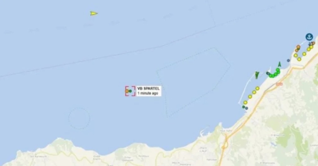 زورق مغربي يبدأ إنقاذ ناقلة نفط روسية  قبالة ساحل طنجة