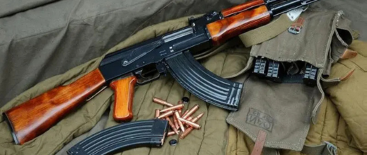 أمن الحسيمة يضبط سلاحا وذخيرة داخل سيارة ذات ترقيم مزور