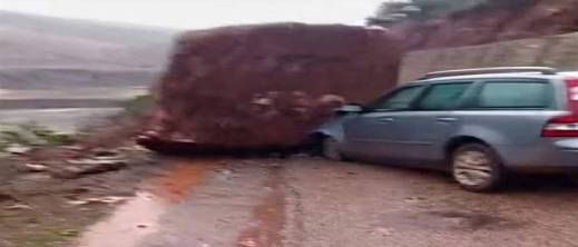 نجاة عائلة من مغاربة العالم بعد سقوط صخرة ضخمة على سيارتهم
