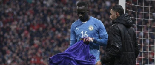 رئيس حكام"الكاف" يحسم الجدل حول "واقعة المنشفة"