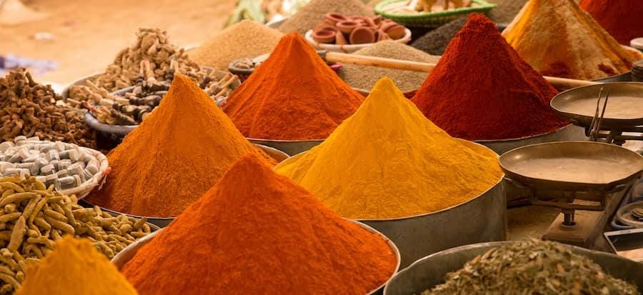 قبيل رمضان.. شبكات تهرب توابل فاسدة  تستنفر مصالح الجمارك