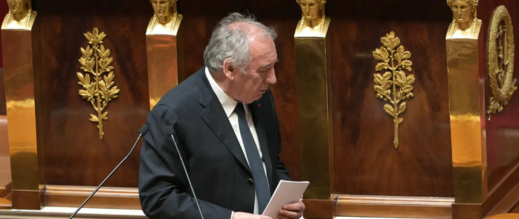 احتمال السقوط.. الحكومة الفرنسية تواجه اختبارا حاسما