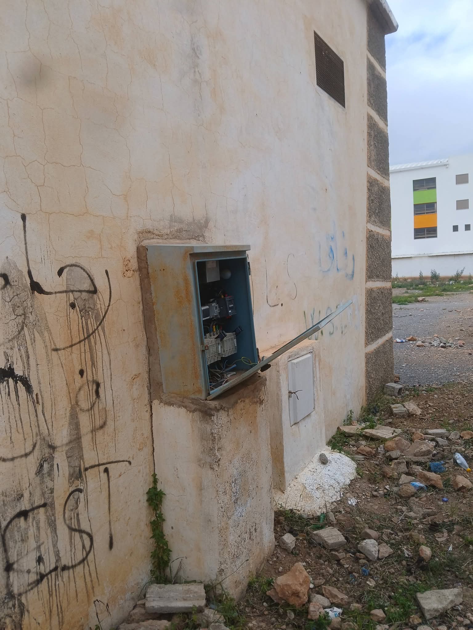 كابلات كهربائية مكشوفة بحي العمران بسلوان تثير مخاوف السكان وتطرح تساؤلات حول السلامة