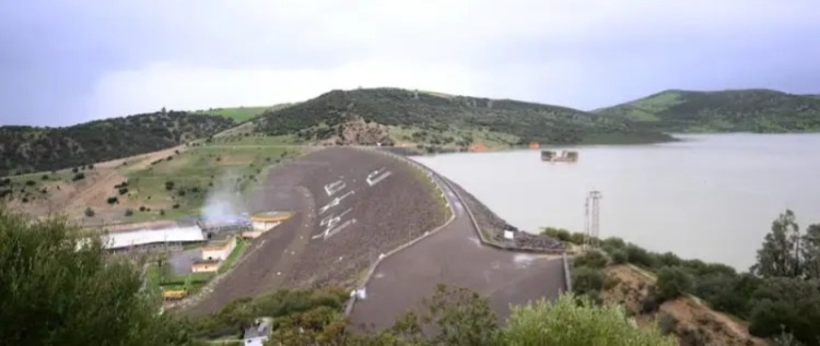 تراجع تدريجي لمستوى سد وادي المخازن وسط تعبئة ميدانية واسعة