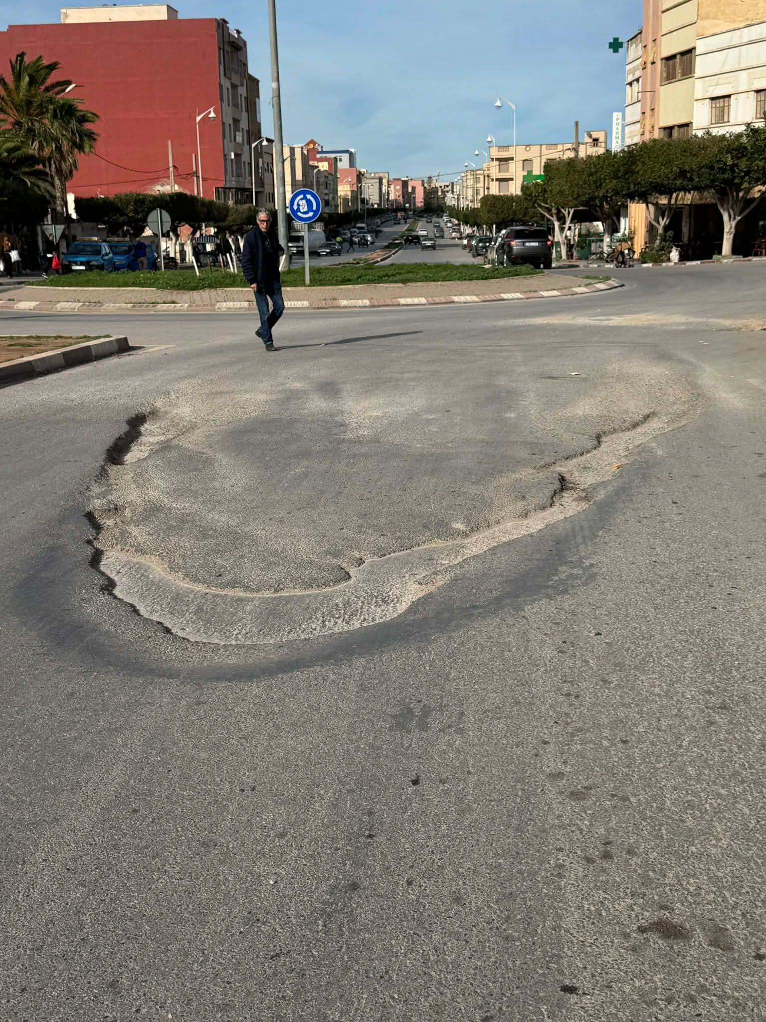 حفرة وسط الطريق بسلوان منذ سنتين.. ومطالب بتدخل عاجل للمجلس الجماعي+ صورة