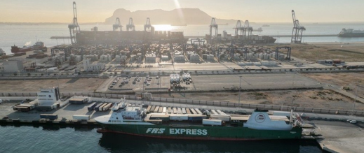 مسؤول إسباني يحذر: قواعد أوروبا لانبعاثات الكربون قد تدفع حركة الشحن نحو موانئ المغرب