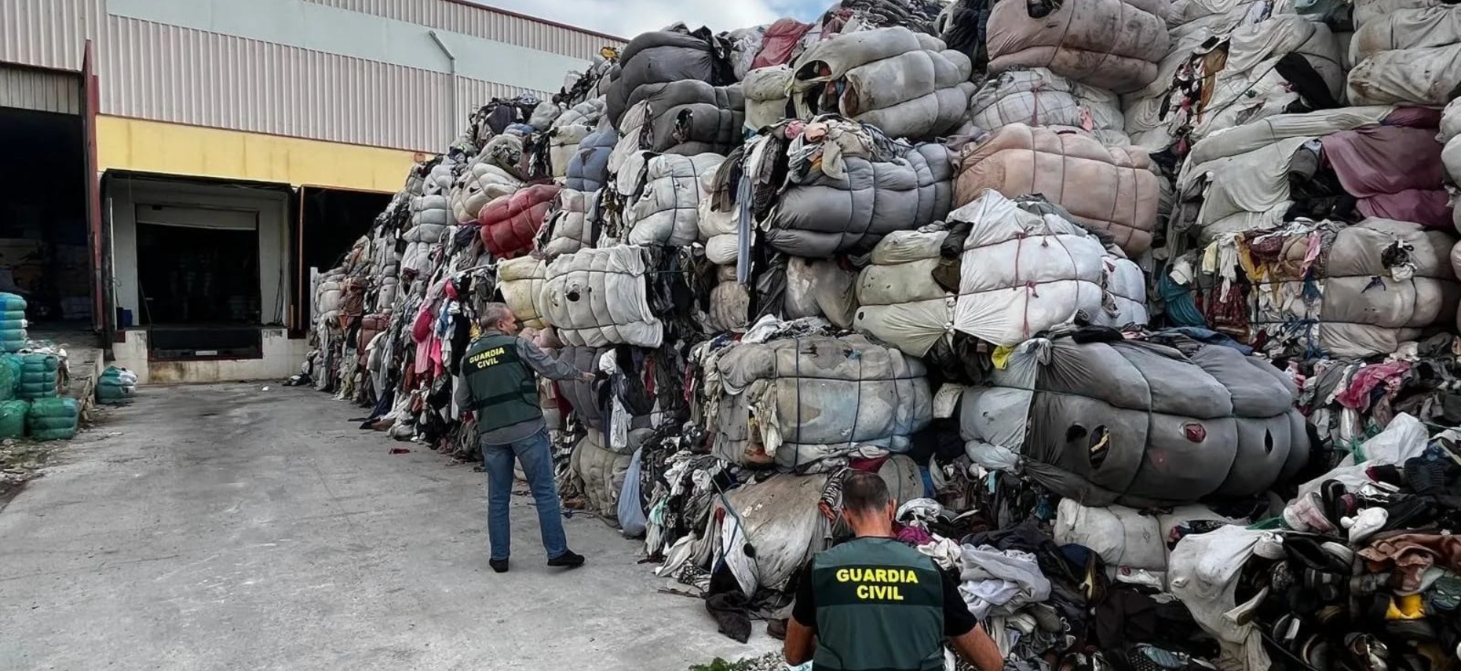 تحقيق أمني بإسبانيا حول نقل غير قانوني للنفايات النسيجية من المغرب