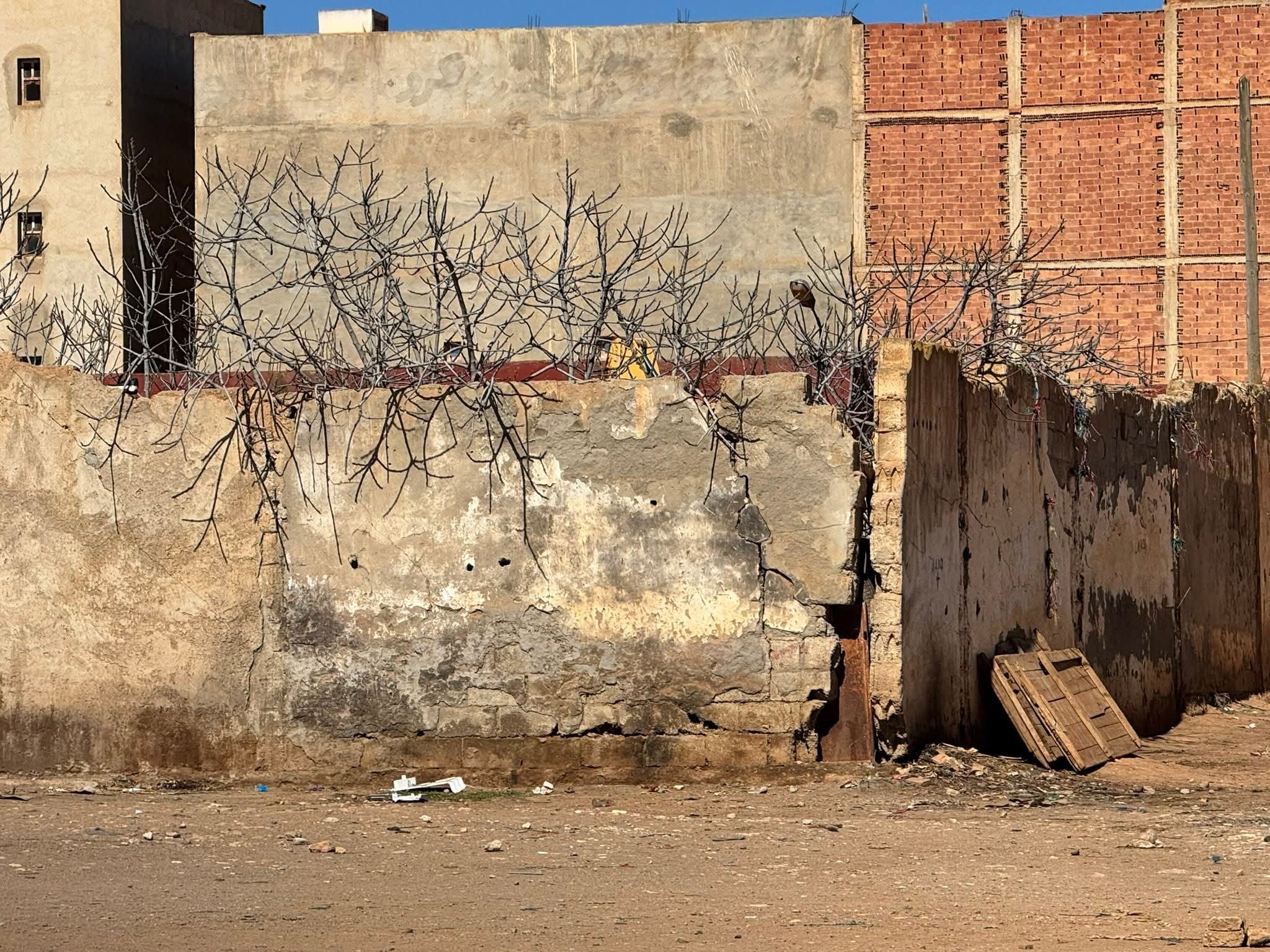 سور المحجز البلدي ببن الطيب آيل للسقوط.. مطالب بتدخل عاجل وتأهيل شامل للمرفق