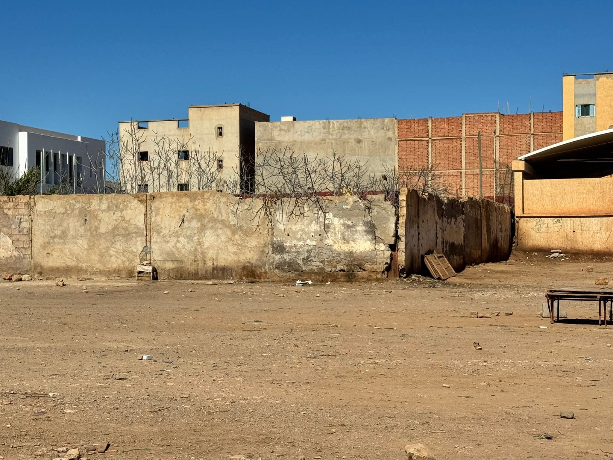 سور المحجز البلدي ببن الطيب آيل للسقوط.. مطالب بتدخل عاجل وتأهيل شامل للمرفق