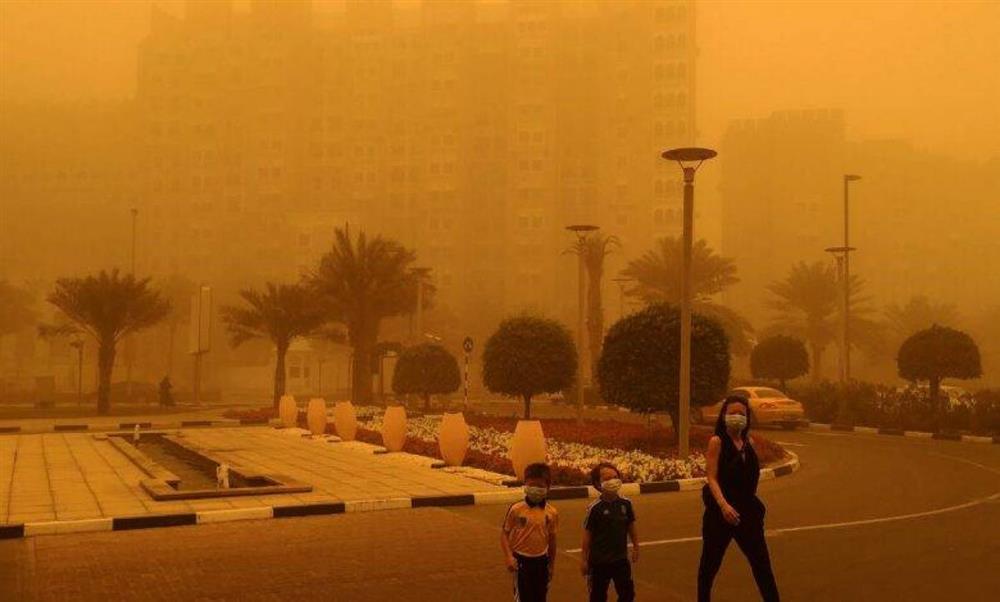 سحابة غبارية ضخمة تزحف نحو المغرب