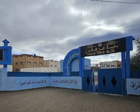 خطر على الأطفال في مدرسة ابن الهاني ببن الطيب.. أكثر من 50 طفلا في حجرة آيلة للسقوط  ناظورسيتي     تشهد مدرسة ابن الهاني ببن الطيب جناح التعليم الأولي  وضعاً خطيرا يهدد سلامة الأطفال، بعد التساقطات المطرية الأخيرة التي كشفت هشاشة إحدى حجرات المدرسة ا