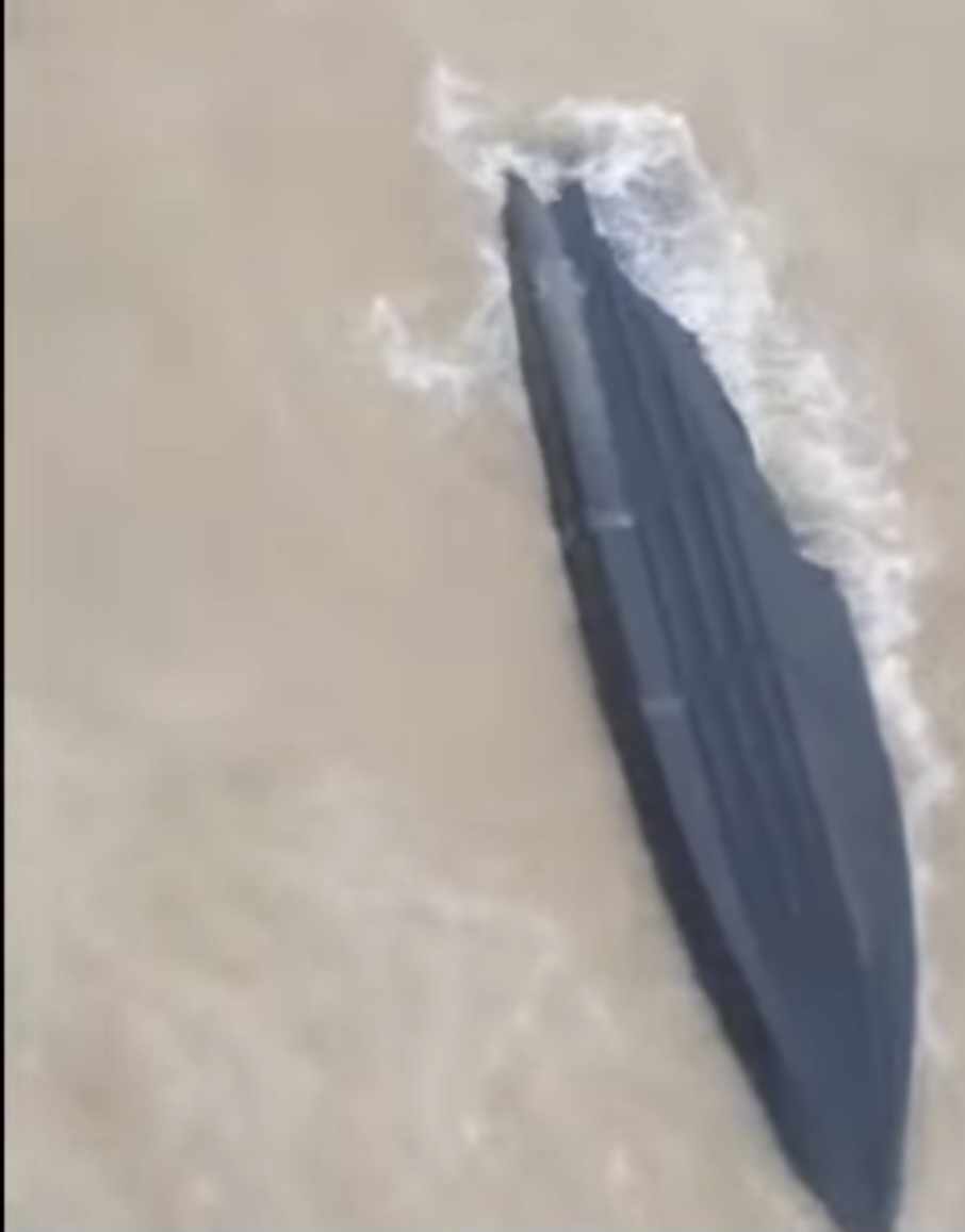 البحر يلفظ زورقا مطاطيا مجهول الهوية بسواحل أركمان