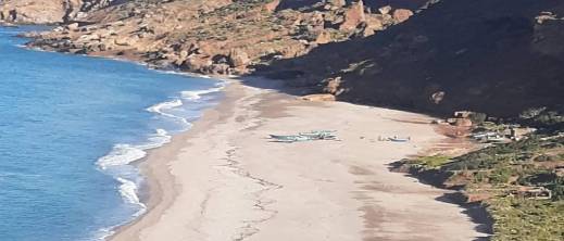 "الشناقة" يحرمون الساكنة من خيرات بحرهم.. غضب بسيدي حساين بسبب "طيران" أسعار السمك في الميناء