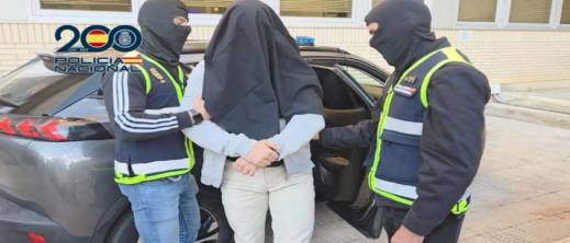 مداهمة أمنية بمليلية تنتهي باعتقال شخص للاشتباه في صلاته بالتطرف