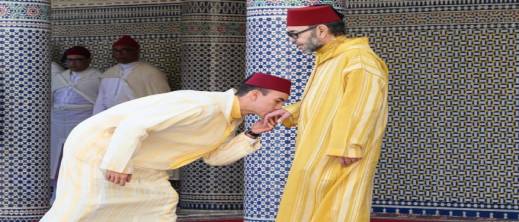 الملك محمد السادس يؤدي صلاة عيد الفطر بمسجد أهل فاس بالرباط مرفوقا بولي العهد