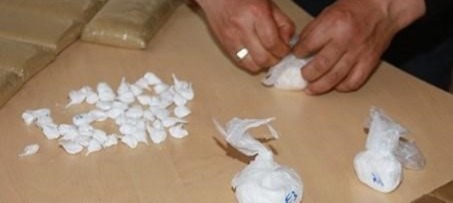 تفكيك شبكة دولية لتهريب المخدرات بعد مداهمة ضيعة فلاحية بإسبانيا