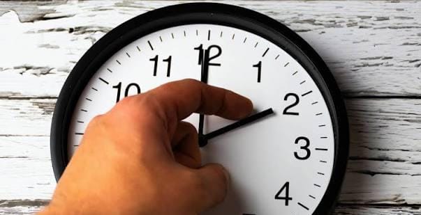 في ثالث أيام العيد.. المغاربة يضطرون إلى إعادة ضبط عقارب الساعة وإضافة 60 دقيقة