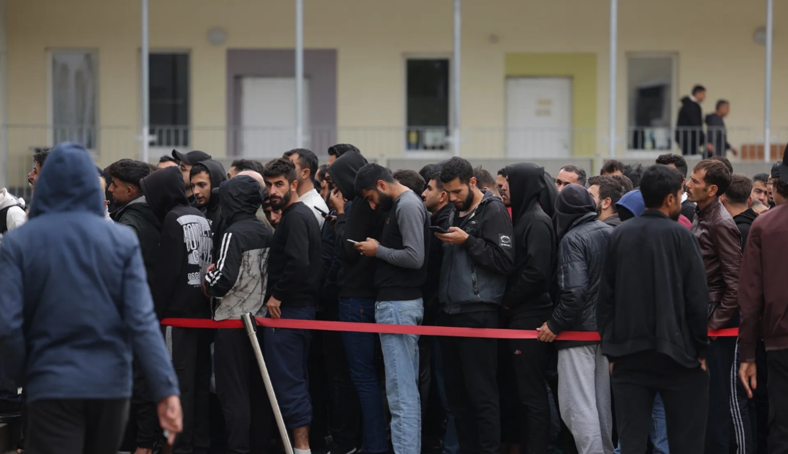 البرلمان الأوروبي يشدد سياسة الهجرة ويقر آلية “مراكز العودة”