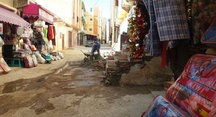 السلطات المحلية تتغاضى على "درج" شيد وسط الشارع العام بكرونة نواحي الدريوش‎