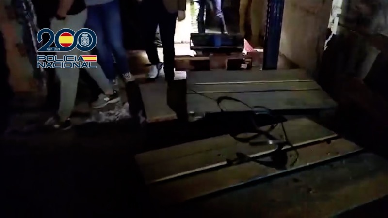 شاهدوا.. نفق تهريب المخدرات السري بسبتة.. بنية معقدة لتأمين تهريب المخدرات بسكة حديدية وعازل صوت