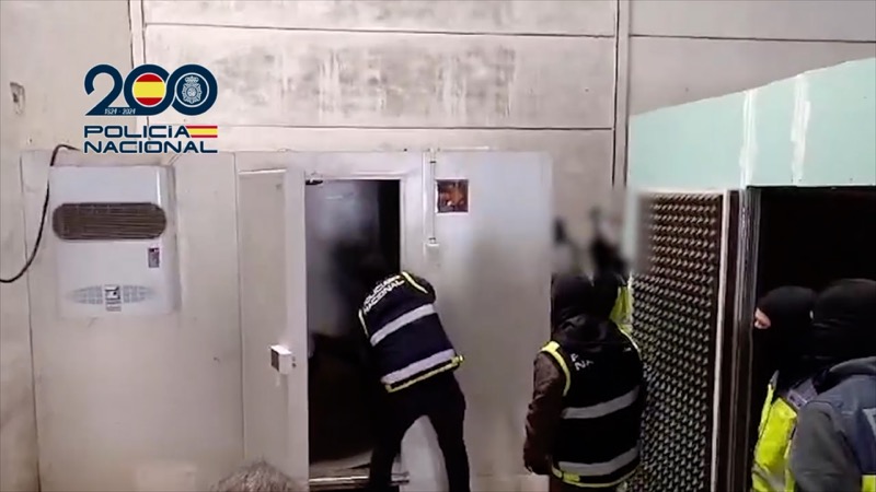 شاهدوا.. نفق تهريب المخدرات السري بسبتة.. بنية معقدة لتأمين تهريب المخدرات بسكة حديدية وعازل صوت