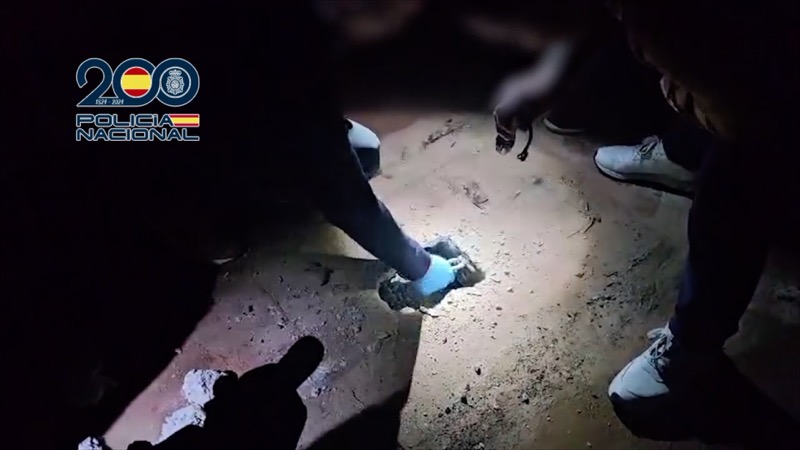 شاهدوا.. نفق تهريب المخدرات السري بسبتة.. بنية معقدة لتأمين تهريب المخدرات بسكة حديدية وعازل صوت