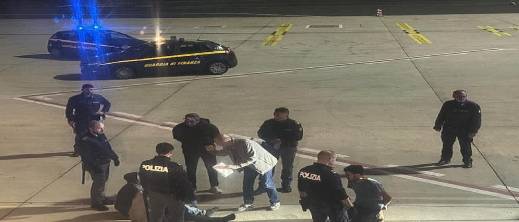 توقيف اثنين ومطاردة آخرين.. فرار ركاب مغاربة بإيطاليا بعد هبوط اضطراري