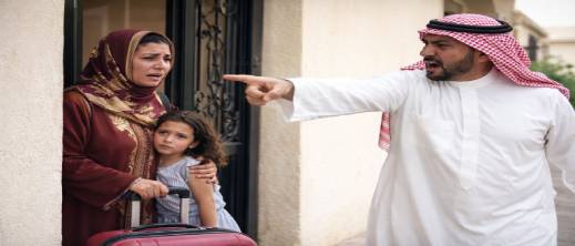 سعودي يطرد زوجته المغربية وابنتهما من بيت الزوجية