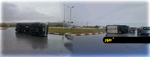 بسبب "الطريق الزلقة".. انقلاب شاحنة من الحجم الكبير بمدخل مدينة سلوان