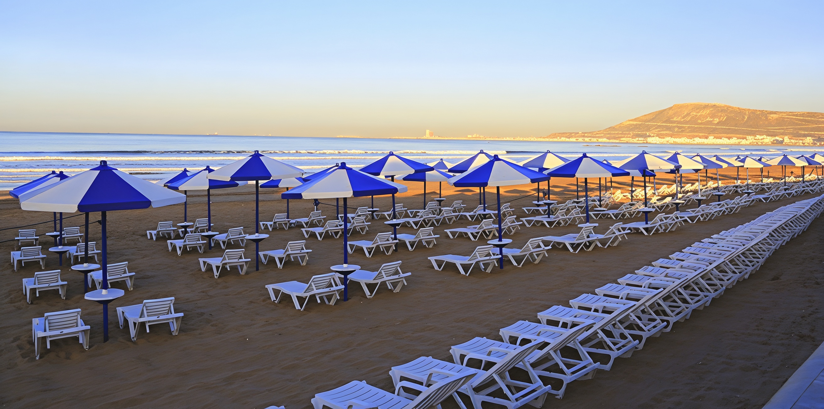 هل تمضي سلطات الناظور على خُطى والي البيضاء في منع تفويت الشواطئ قبل غرة الصيف؟