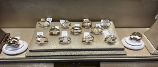 تاجر يختفي بعد بيع "ذهب مغشوش" لعشرات النساء