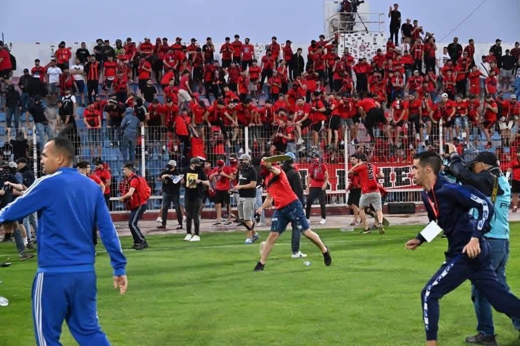 الجماهير الجزائرية تقتحم ملعب المسيرة.. تأجيل قمة نصف النهائي بين أولمبيك آسفي واتحاد العاصمة