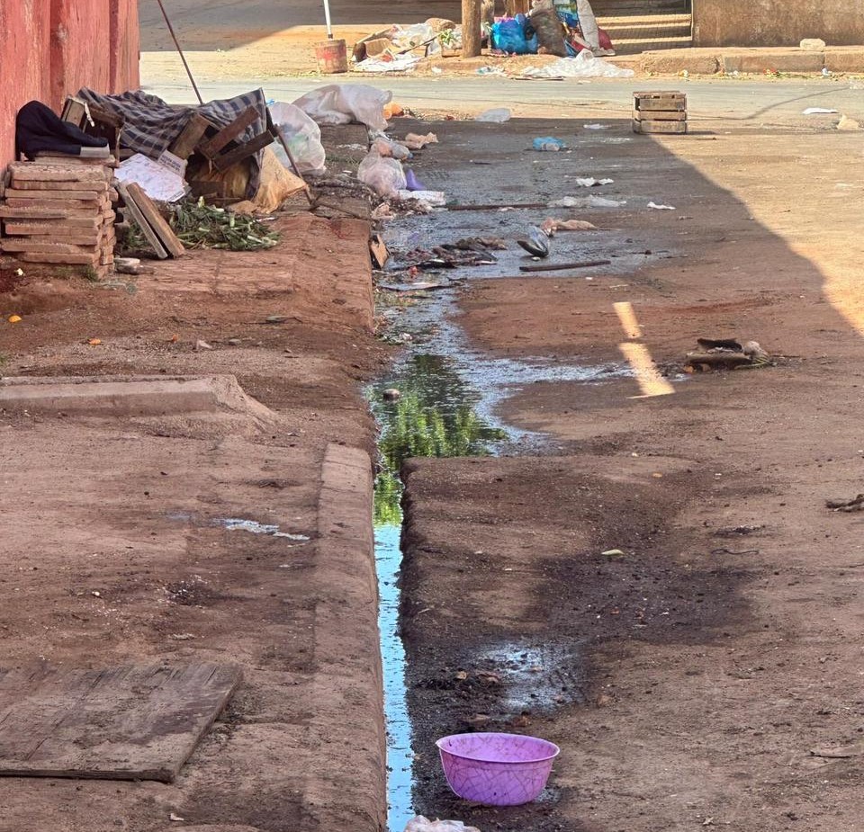 شلل مروري وتلوث بيئي.. ساكنة أولاد إبراهيم بالناظور تستنجد لرفع ضرر السوق العشوائي