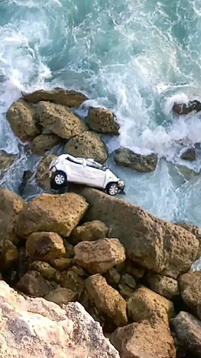 مصرع أسرة كاملة بعد سقوط سيارة من منحدر صخري