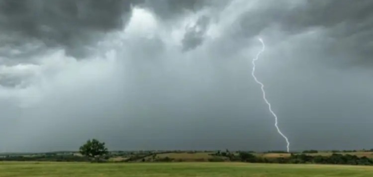 نشرة إنذارية تحذر من زخات رعدية قوية بالناظور ومناطق أخرى بالمملكة