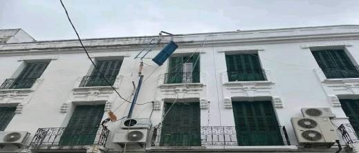 عطب مفاجئ في رافعة يعلق عاملا في الهواء واستنفار لإنقاذه