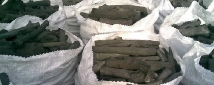 ارتفاع أسعار الفحم قبل عيد الأضحى يثقل كاهل الأسر ويضغط على التجار