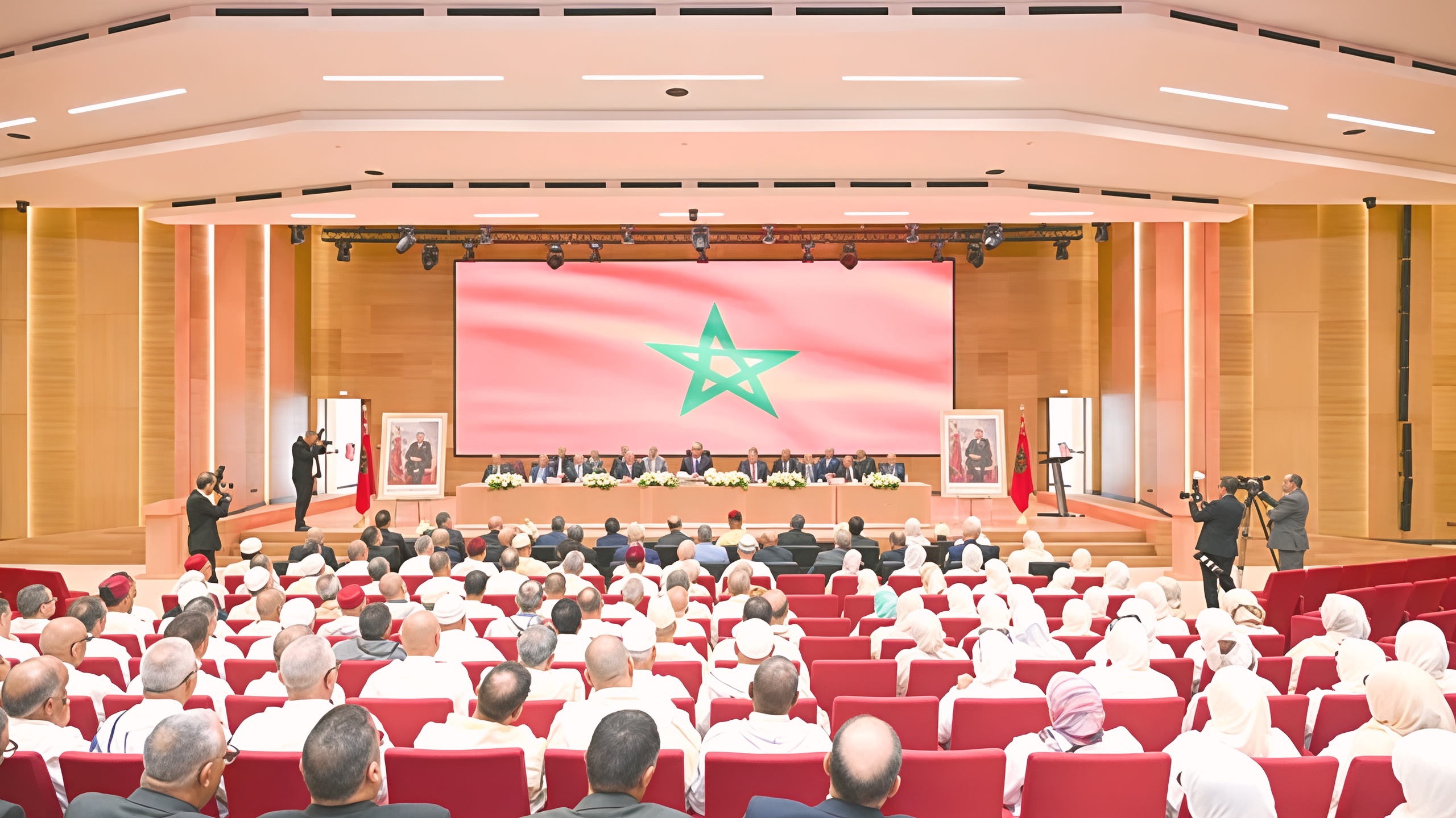 في أجواء تنظيمية ودعم مالي استثنائي.. حموشي يشرف على توديع حجاج أسرة الأمن