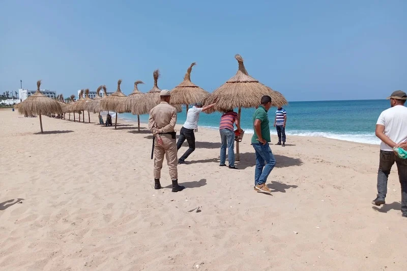 سلطات الحسيمة تشن حملة لتحرير الشواطئ من "فوضى" المظلات والكراسي
