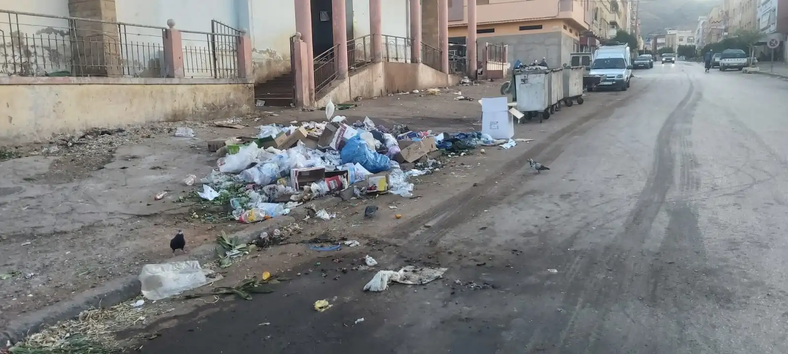 تراكم النفايات بمحيط مسجد بزايو يسائل نجاعة تدبير قطاع النظافة