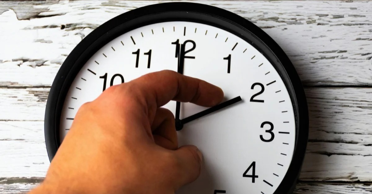 الحكومة تحسم ملف الساعة الإضافية وتؤكد احترام النصوص التنظيمية