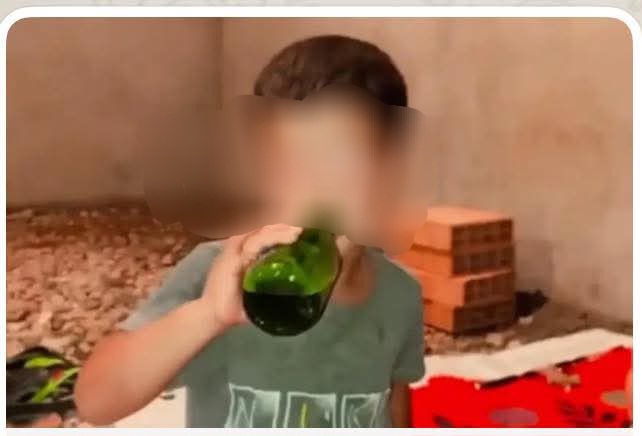 فيديو يوثق لإجبار طفل على شرب الخمر.. منظمة تدخل على الخط