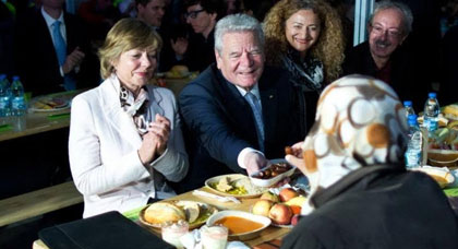 الرئيس الألماني “يواخيم جاوك” يفطر مع عدد من المسلمين خلال شهر رمضان‎