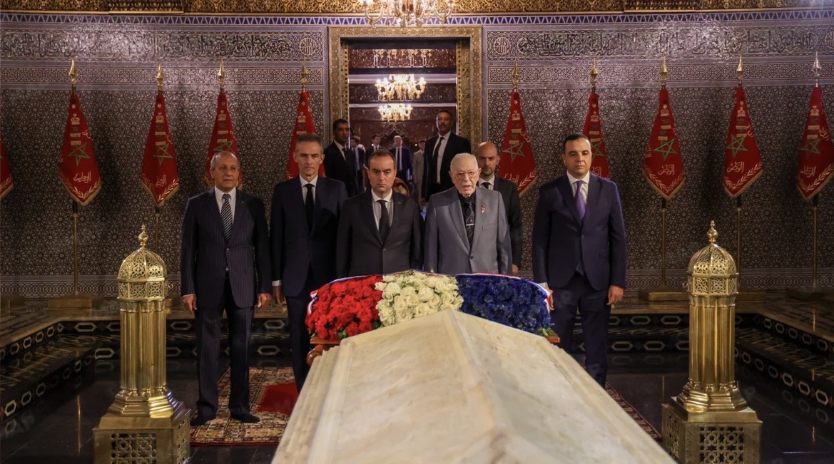 الوزير الأول الفرنسي يزور ضريح محمد الخامس بالرباط