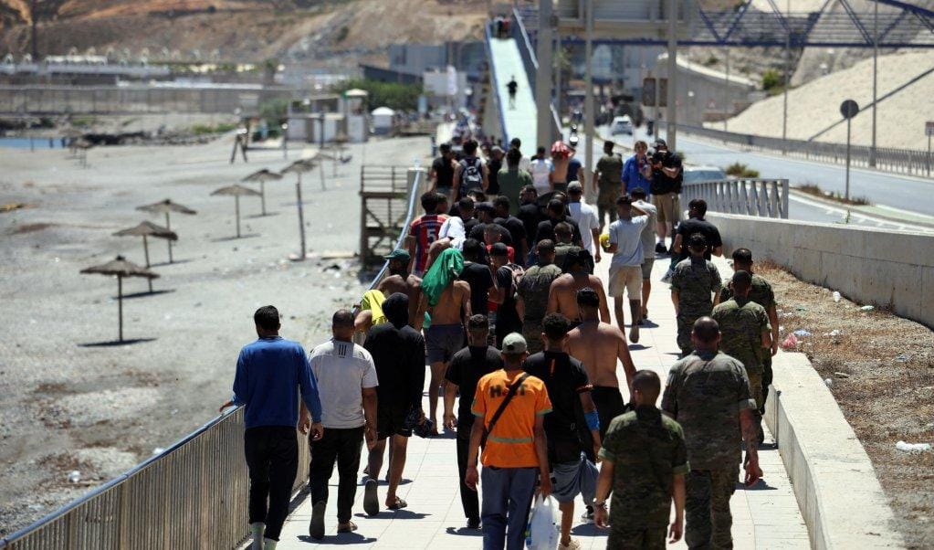تسارع وتيرة عودة المهاجرين من سبتة إلى المغرب مع استمرار عمليات الإبعاد