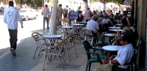 احتلال الأرصغة والممرات من قبل المقاهي بأزغنغان يغضب فعاليات مدنية محلية