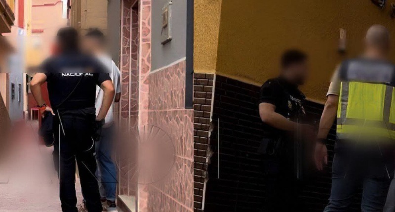 مقتل شاب مغربي داخل منزل بسبتة.. الشرطة توقف سيدة وتبحث عن سلاح الجريمة