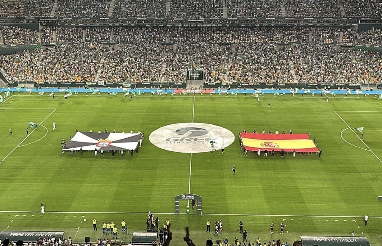 أزمة سبتة تقتحم الدوري الإسباني: علم المدينة يرفع في إشبيلية قبل لقاء ريال مدريد وبيتيس